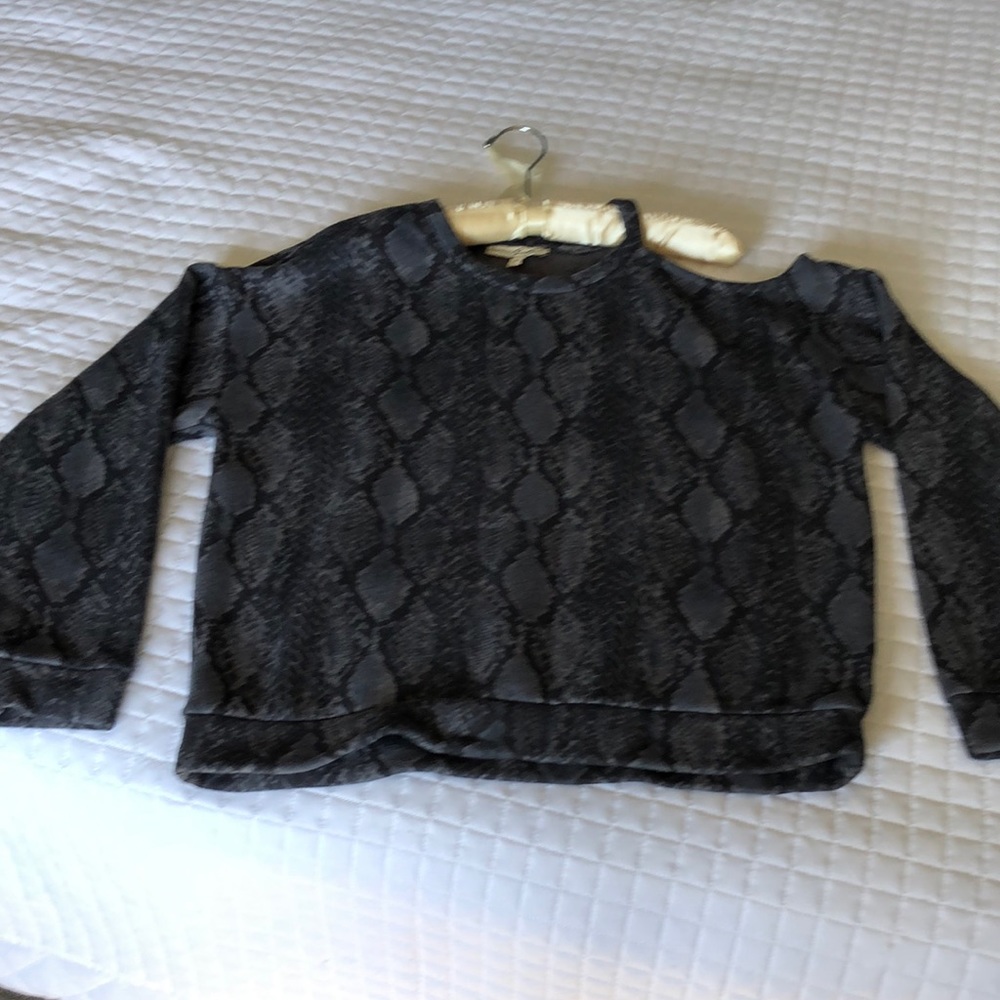 Women’s open shoulder pullover fleece top.